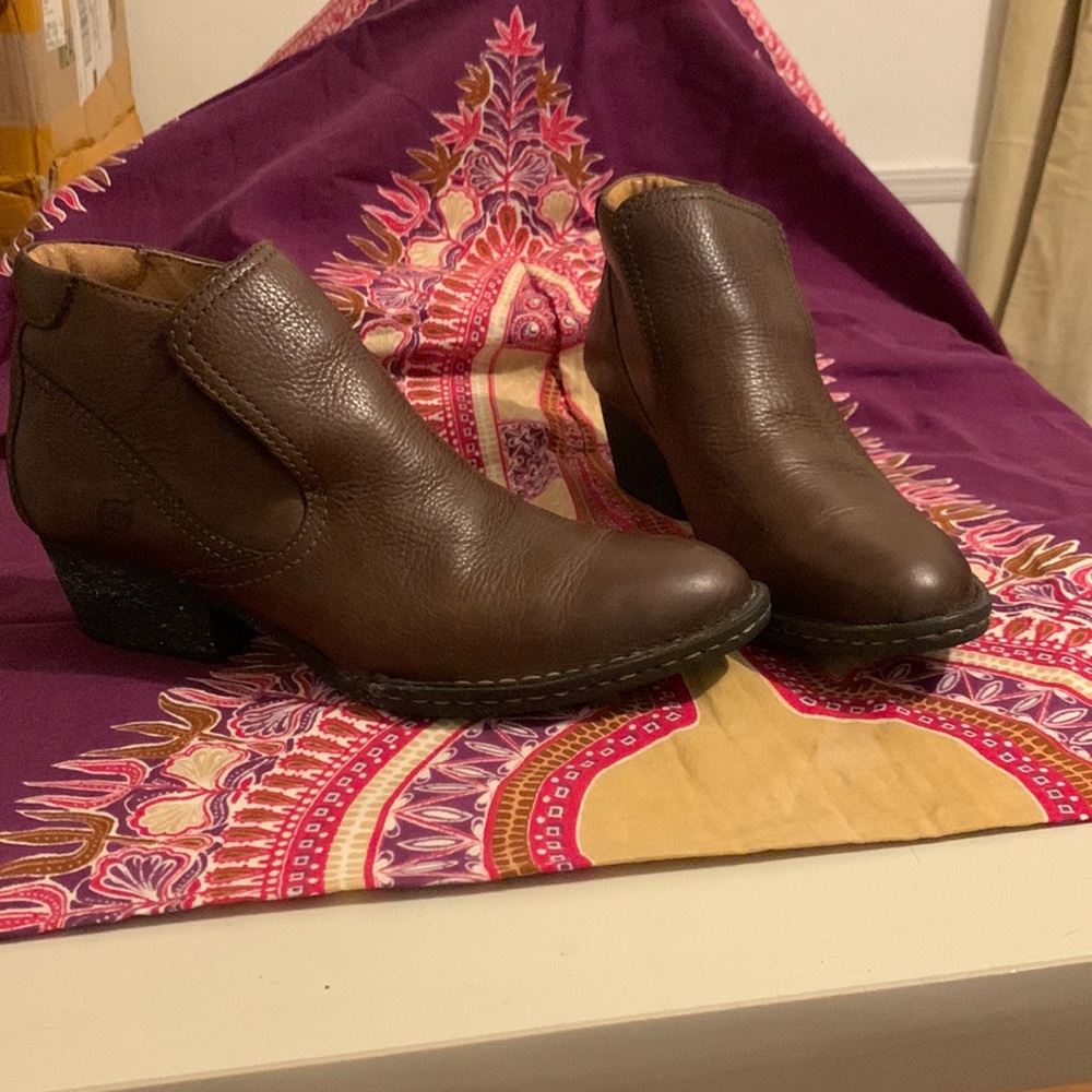 “Born” Rachelle Boots Booties Sz 7.5 brown leather